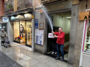 Satisfacció a l’administració d’Olot després de repartir 200.000 euros del quart premi de la rifa de Nadal