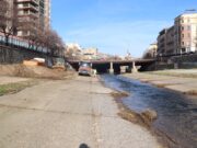 Retiren 530 tones de sediments acumulats en els últims 20 anys a la plaça de Catalunya de Girona