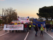 Uns 300 docents tallen la rotonda de Borrassà a l’N-II per reclamar més recursos i condicions “dignes” pel personal