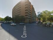 Un jove apallissa un sensesostre a Girona i l’envia a l’hospital