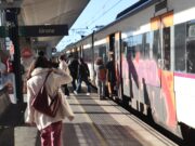 Retards de més d’una hora en els trens amb parada a Girona davant la resignació dels passatgers