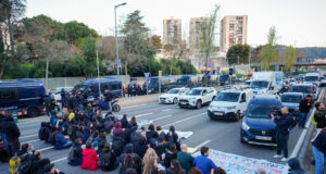 Els docents tallen la ronda de Dalt en diversos punts, la C-17 a Gurb i l’A-2 a Abrera en el cinquè dia de vagues
