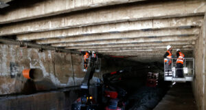 Girona comença a reforçar les bigues de la plataforma de la plaça Catalunya i preveu enllestir les obres urgents al juny