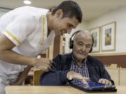 Administracions i entitats promouen la humanització de les cures