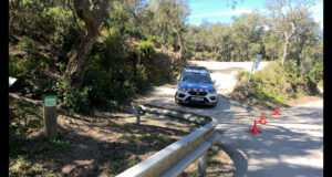 Una rave aplega unes 100 persones i 80 vehicles en una finca al massís de les Gavarres, al Baix Empordà