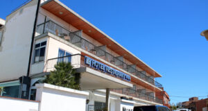 L’alcalde de Figueres diu “prou” a tenir desenes de demandants d’asil “deixats de la mà de Déu” en un hotel de la ciutat