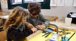Alumnes de l’escola de Bordils inventen un sistema per aprofitar al màxim els llapis i evitar llançar-los a mig gastar