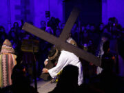 La Mort torna a desfilar pels carrers de Verges en una Processó marcada pel fort vent