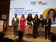 La identitat dels adolescents s’exposa a la comparació digital permanent