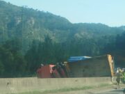 Un camió bolca a Santa Coloma de Farners i força el tall de la C-25