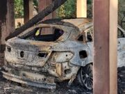 Les flames arrasen un vehicle al jardí d’una casa de Bescanó
