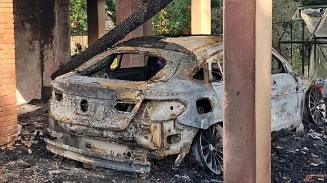 Imatge del vehicle incendiat a Bescanó (Bombers)