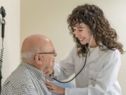 El sector de les cures demana més professionals i millor coordinació davant el repte demogràfic