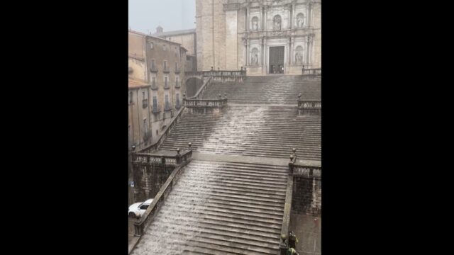 Imatge de l'aigua caient per les escales de la Catedral de Girona (Projecte 4 Estacions)