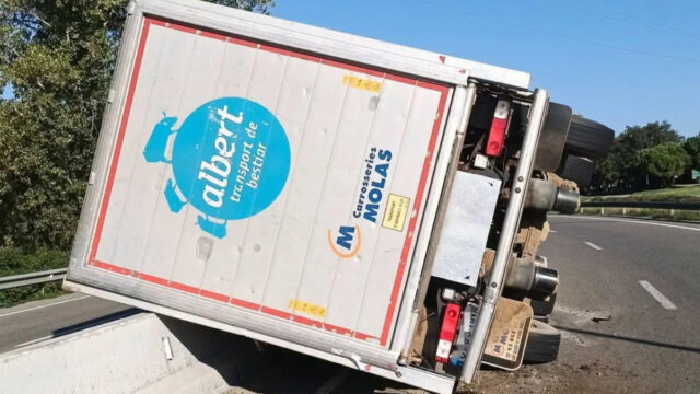 Imatge del camió bolcat a l'AP-7, a l'alçada de Girona (Anti-Radars Garrotxa)