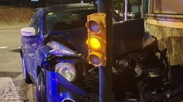 Imatge del cotxe que va xocar amb el fenal al carrer Albí de Girona (Anti-radars Garrotxa)