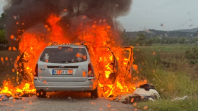 Imatge del vehicle envoltat per les flames a Salt (Anti-Radars Garrotxa)